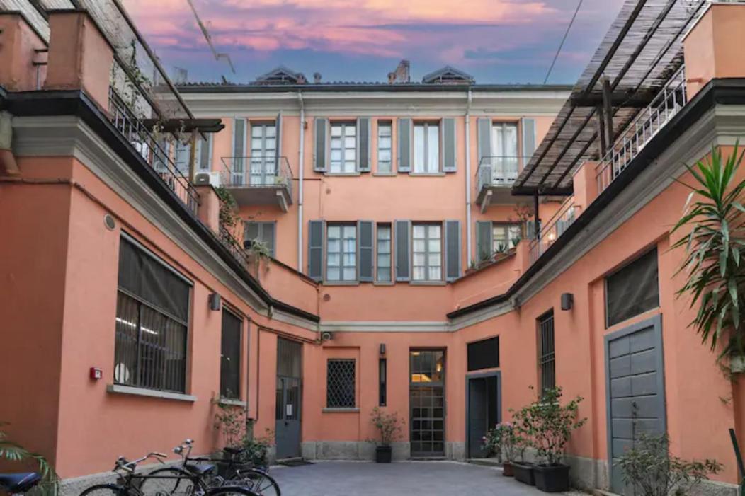 Charming San Babila Apt. Milan Bagian luar foto