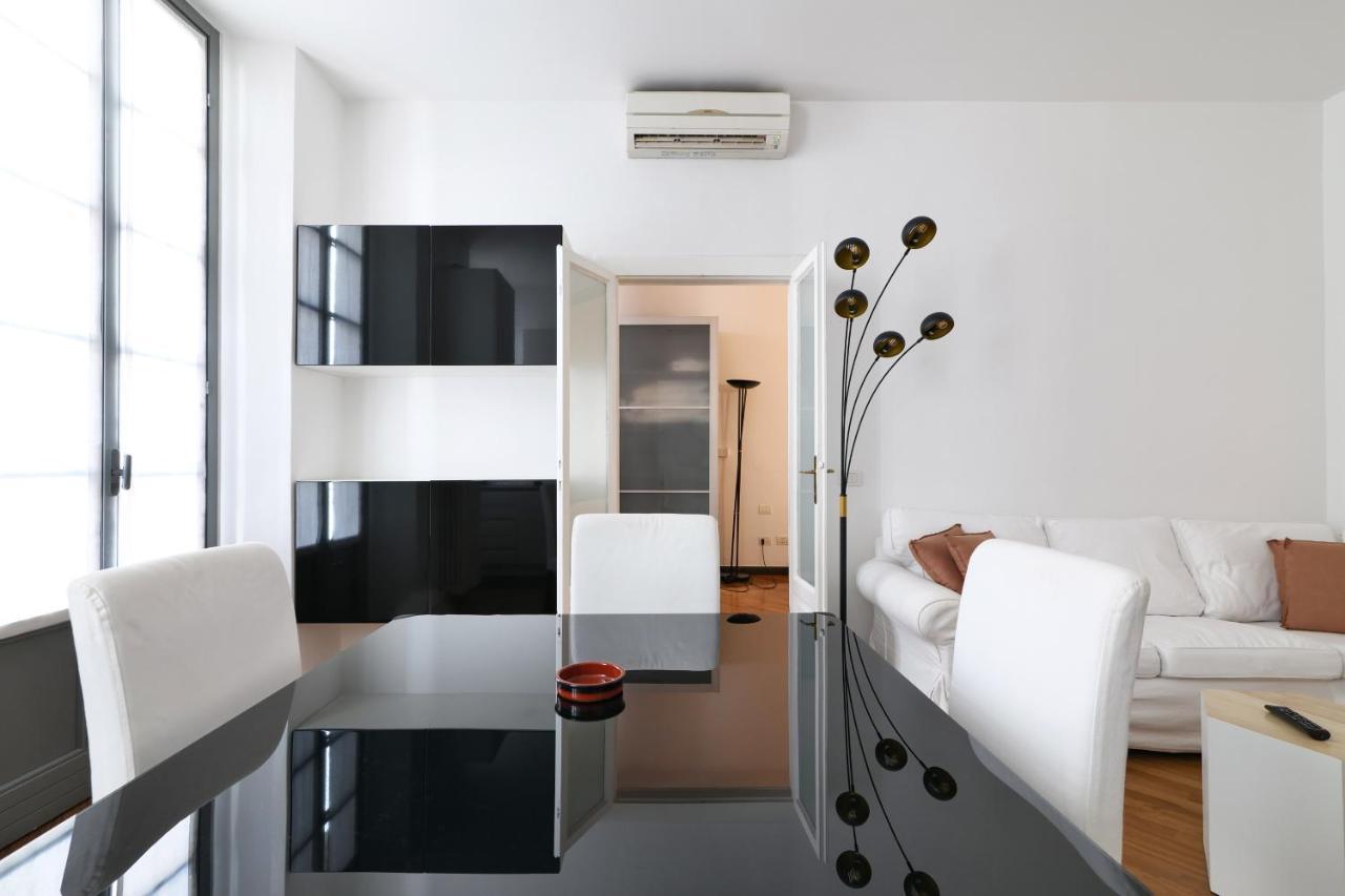 Charming San Babila Apt. Milan Bagian luar foto
