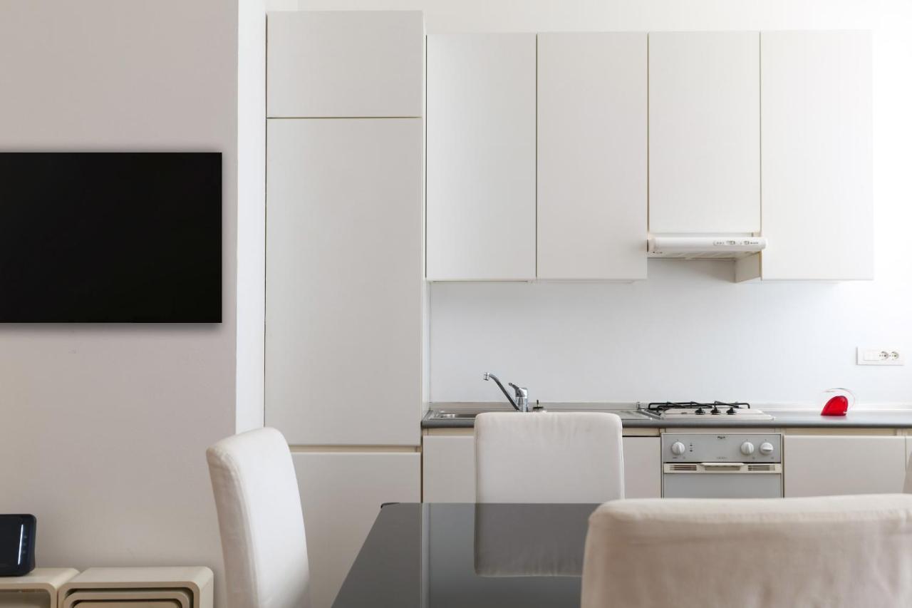 Charming San Babila Apt. Milan Bagian luar foto