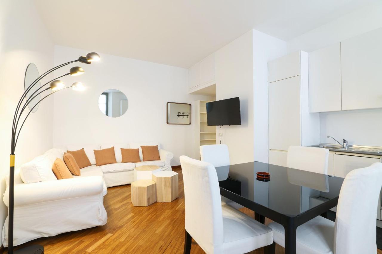 Charming San Babila Apt. Milan Bagian luar foto